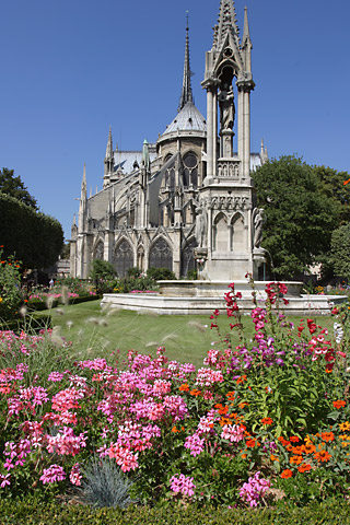 notre_dame_flowers.jpg - Notre Dame - PARIS - August 2005
