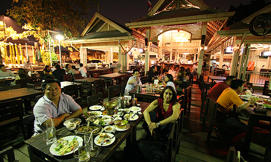 meal_with_chank.jpg - Thai Fish Restaurant - Bangkok - Thailand - November 2006