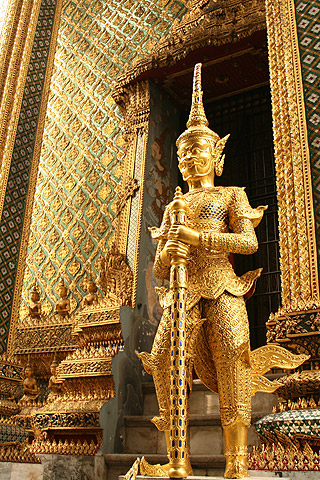 wat_phra_kaew_tall_statue.jpg - Wat Phra Kaew (Grand Palace) - Bangkok - Thailand - November 2006