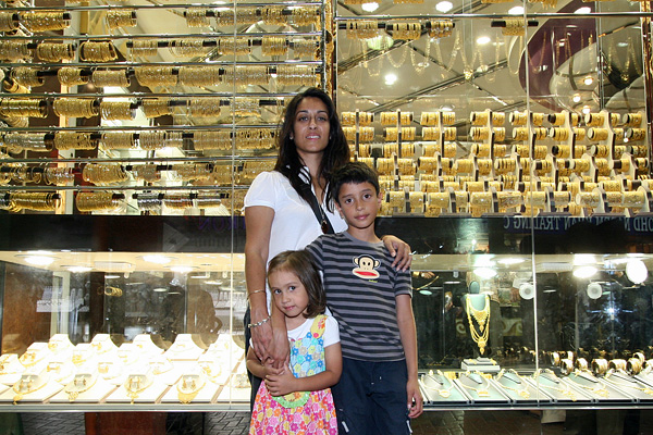 081031_maya_arun_reema_gold.jpg - Gold Souk - Dubai - UAE - October 2008