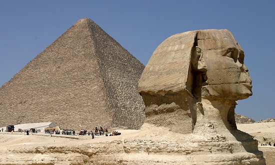 sphinx.jpg - Sphinx and Khufu (Cheops) PyramidGiza - Egypt - March 2004