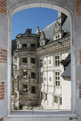 070825_blois_window.jpg - Château de Blois - Loire Valley -France - August 2007