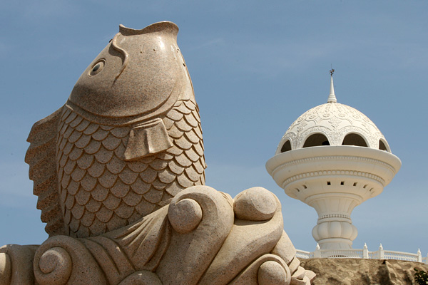 080329_fish.jpg - Statue and 'Incence Burner' - Muscat - Oman - March 2008