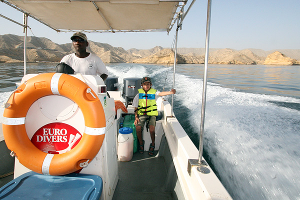 080402_dolphin_boat.jpg - Looking for Dolphins - Arabian Sea - Oman - April 2008