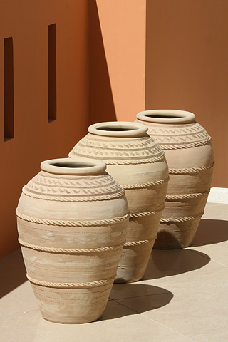 080404_bowls.jpg - Pots and Terracotta Walls - Shagri La - Oman - April 2008