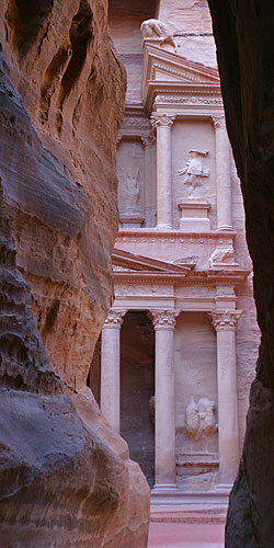 Entrance.jpg - First Glimpse of the Treasury - Petra - Jordan - November 2005