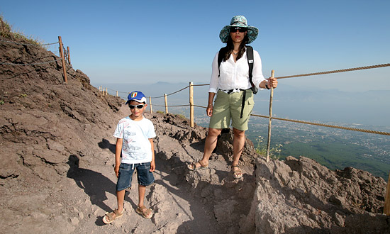 vesuvius_arun_reema_2.jpg - Mount Vesuvius - Italy - July 2006