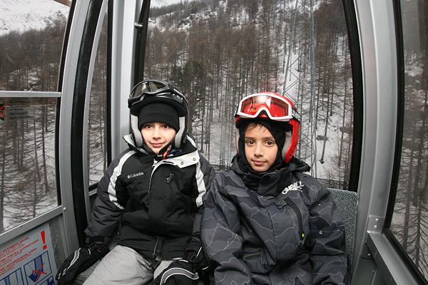 090108_arun_emyr.jpg - Hannig Gondola - Saas Fee - Switzerland - January 2009