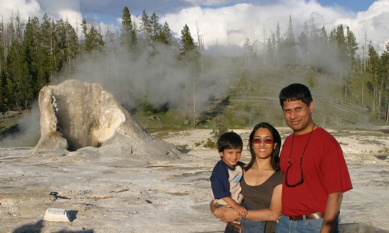 giant_geyser.jpg - Upper Geyser Basin - Yellowstone National ParkUSA - June 2003