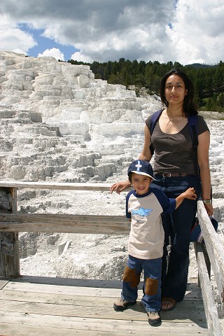 mammoth_hot_springs_trail.jpg - Mammoth Hot Spring - Yellowstone National ParkUSA - June 2003